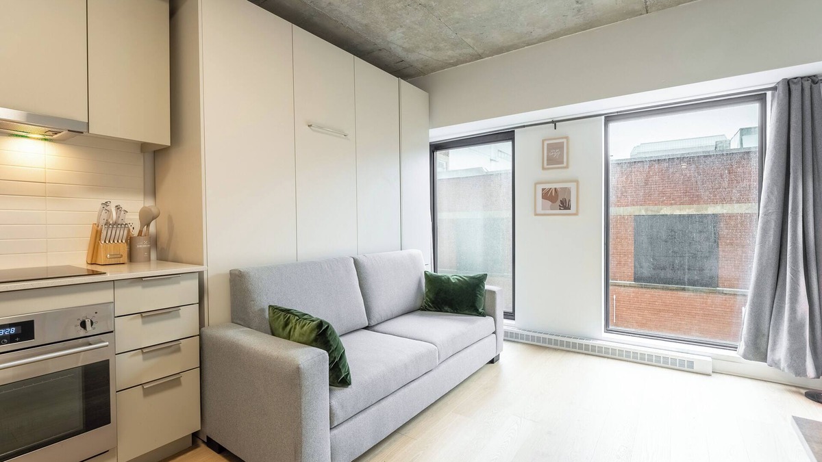 Latin Quarter Apartment | Chez Lisa | Gym | Patio & BBQ | TV & WIFI | AC