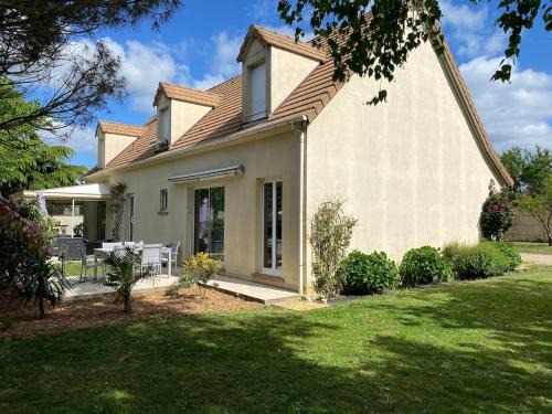 Douains Apartment | Chez Maison familiale la heuniere 27950 Normandie logement autonome boîte à clé capacité 5 pers proche de giverny paris Rouen a13
