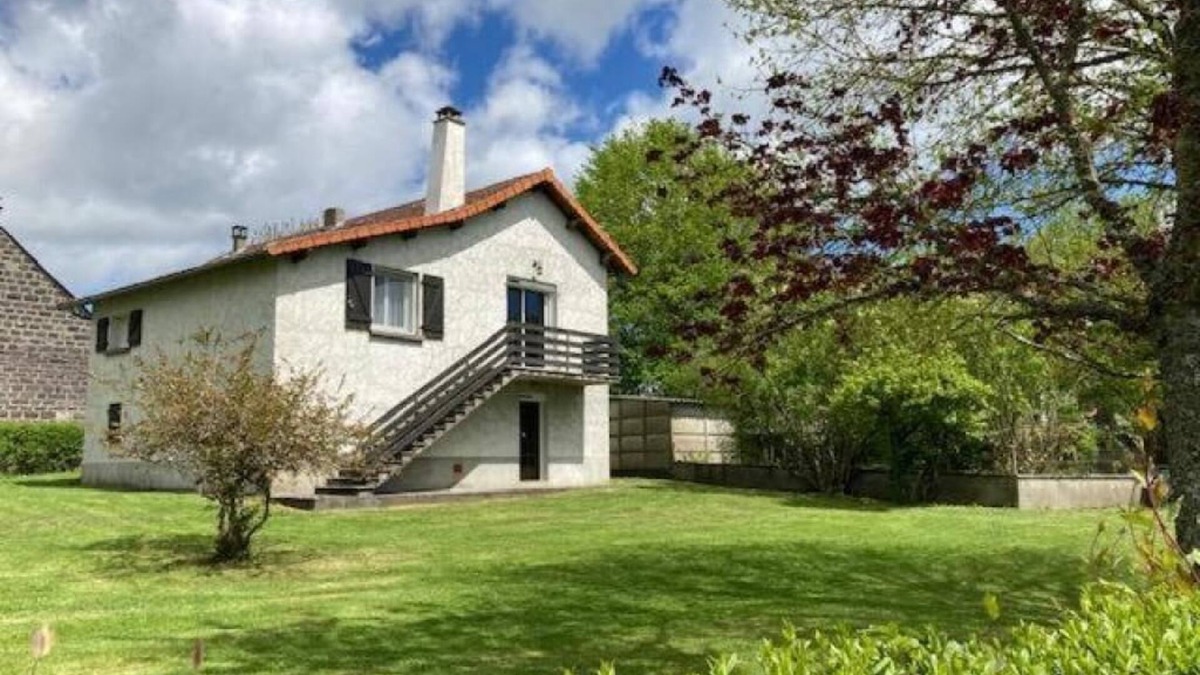 Saint-Pierre-le-Chastel Apartment | *Chez Maurice* Family home & Countryside