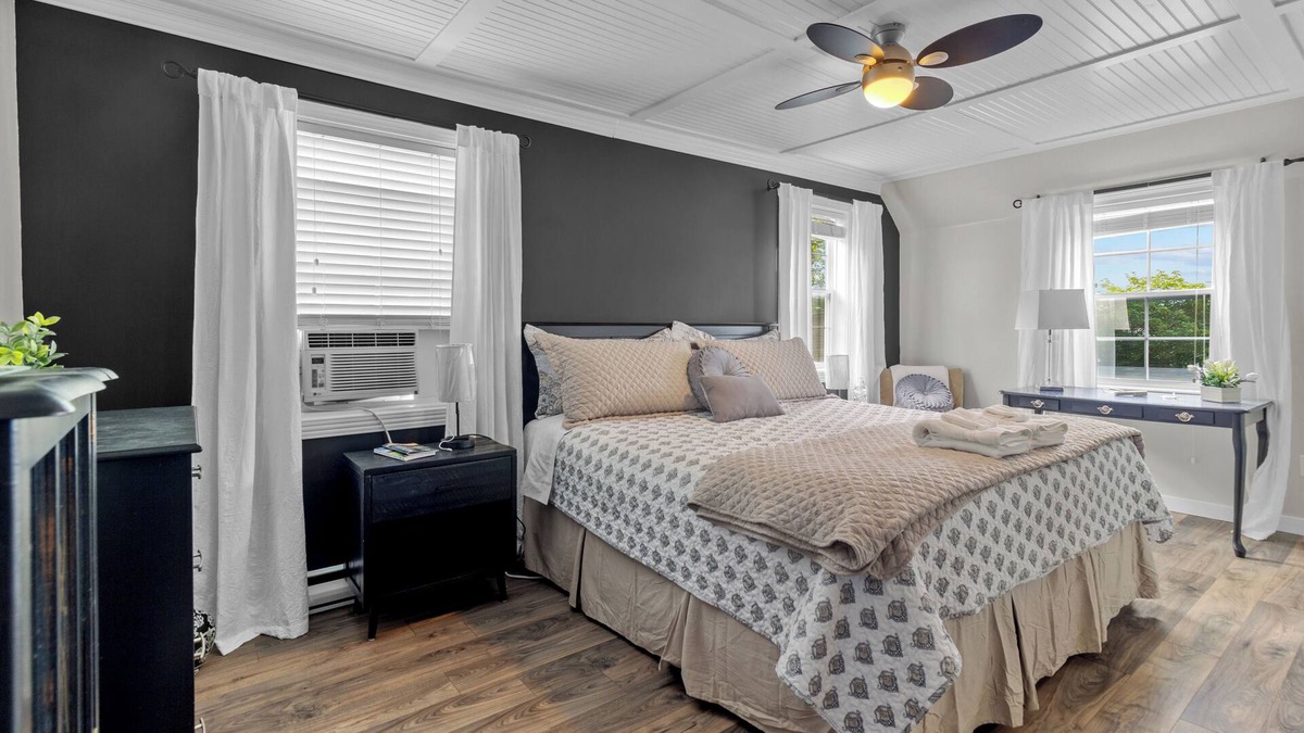 Terra Nova House | Chez Michele | 3 Bd | Parking | Yard