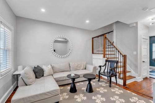 Old Town West House | Chez Old Town - Walk to Shops Metro & Waterfront townhouse