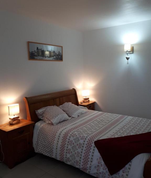 Sainte-Suzanne-and-Chammes Bed & Breakfast | chez Zabou chambre Suzannaise