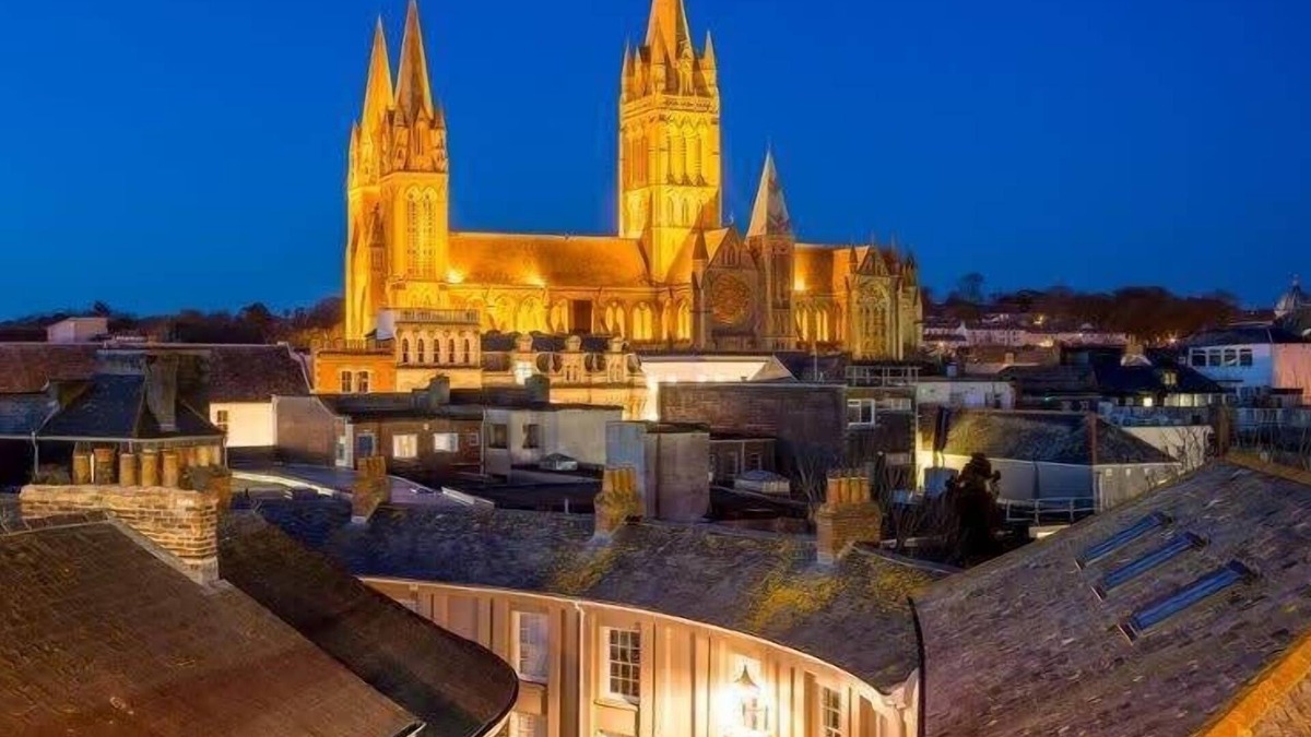 Mount Hawke House | Chi a Gres - Hot Tub Packages Available