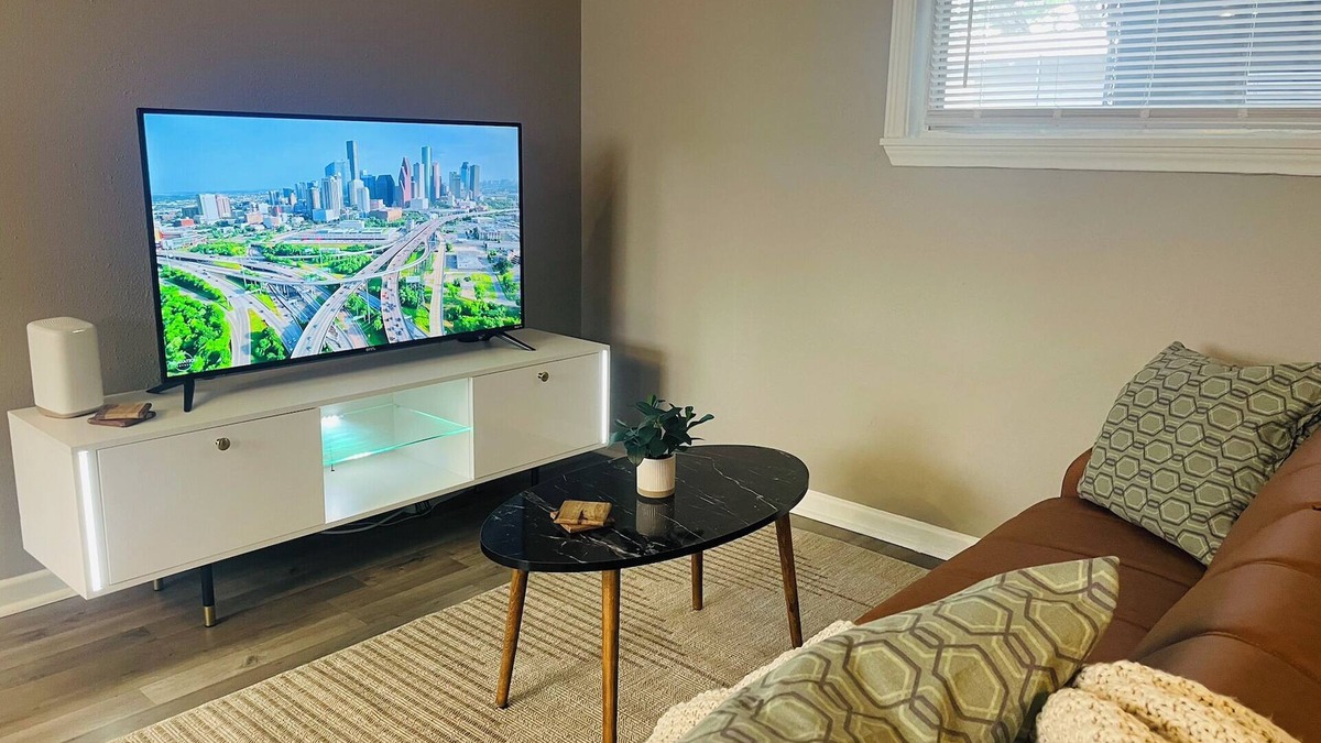 Hyde Park Apartment | Chic 1 BDR on Westheimer - Parking - 92 Walk Score