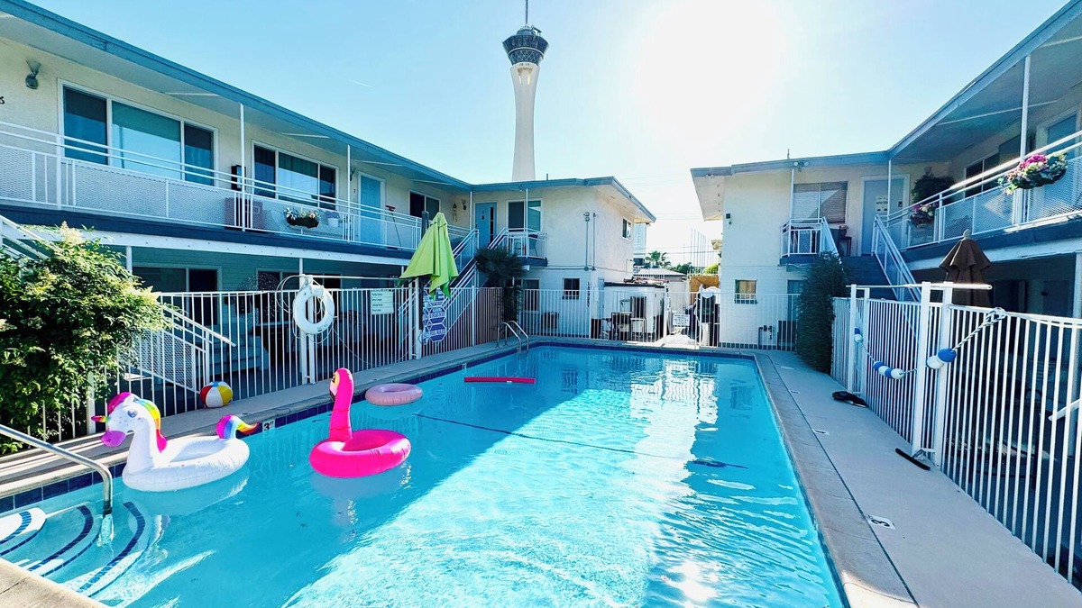 Beverly Green Apartment | Chic 1-bedroom apartment in vibrant Las Vegas with WiFi, Strip,LVCC