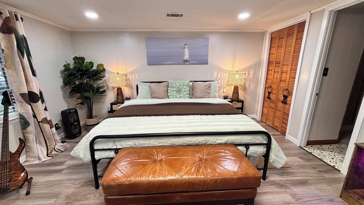 Ashburn Apartment | Chic 1-bedroom apartment with WiFi, AC in welcoming Ashburn