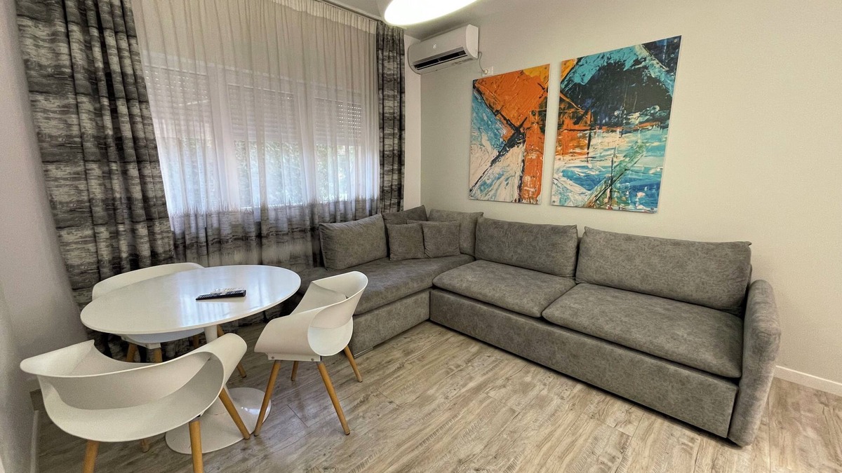 Tirana Apartment | Chic 1-bedroom apartment with AC, WiFi in fabulous Tiranë