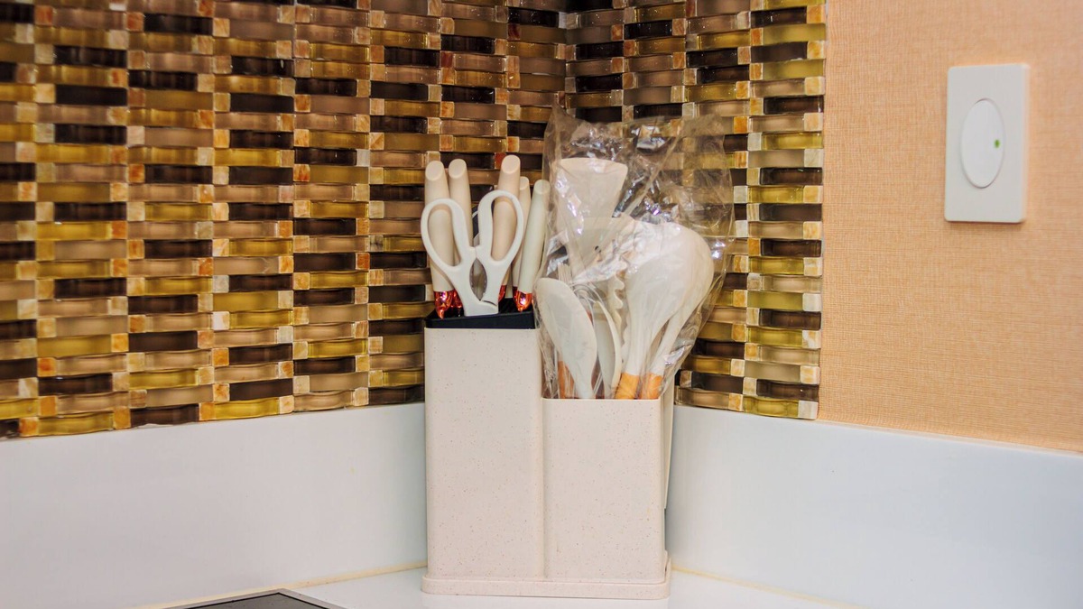 San Antonio Apartment | Chic 1-bedroom apartment with WiFi Gym Swim Parking vibrant Makati 1703