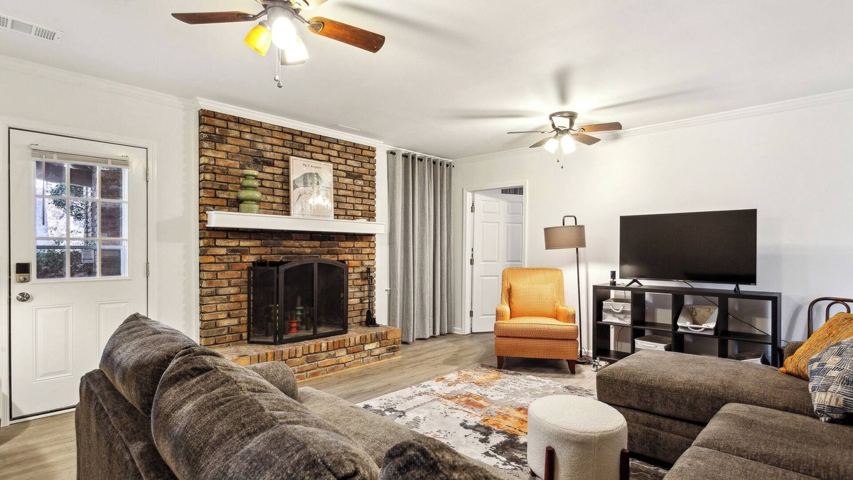 Cliftondale Apartment | Chic 1-Bedroom Retreat: Modern Comfort & Convenience for Your Next Stay! WiFi+AC