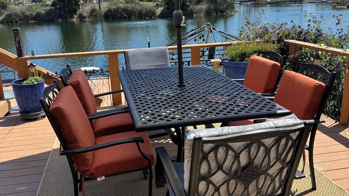 Discovery Bay Apartment | Chic 1-bedroom with two full bath, WiFi and AC in marvelous Discovery Bay