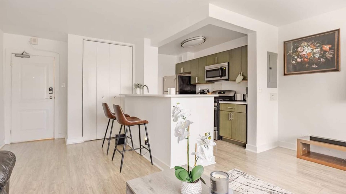 Alexandria West House | Chic 1-bedroom with WiFi, AC in enchanting Alexandria