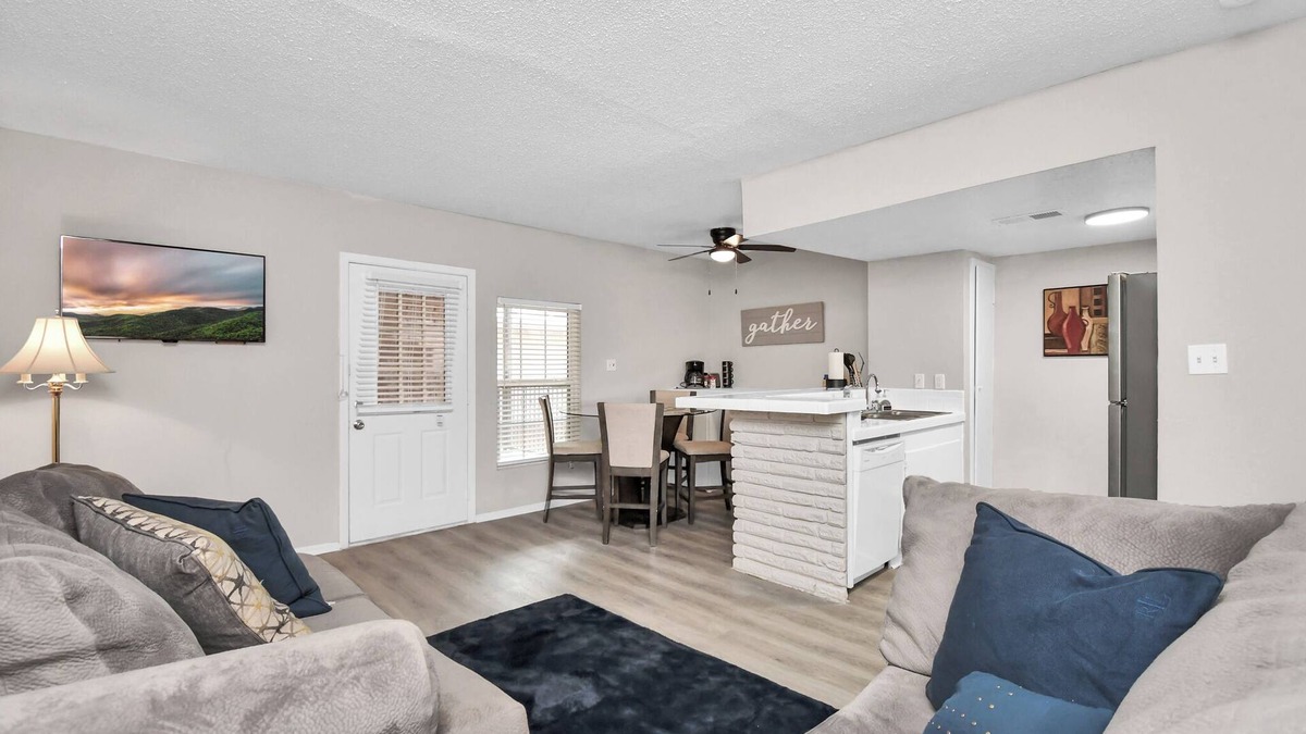 Woodland Heights Apartment | Chic 1-bedroom with WiFi and Washer/Dryer in superb Heights