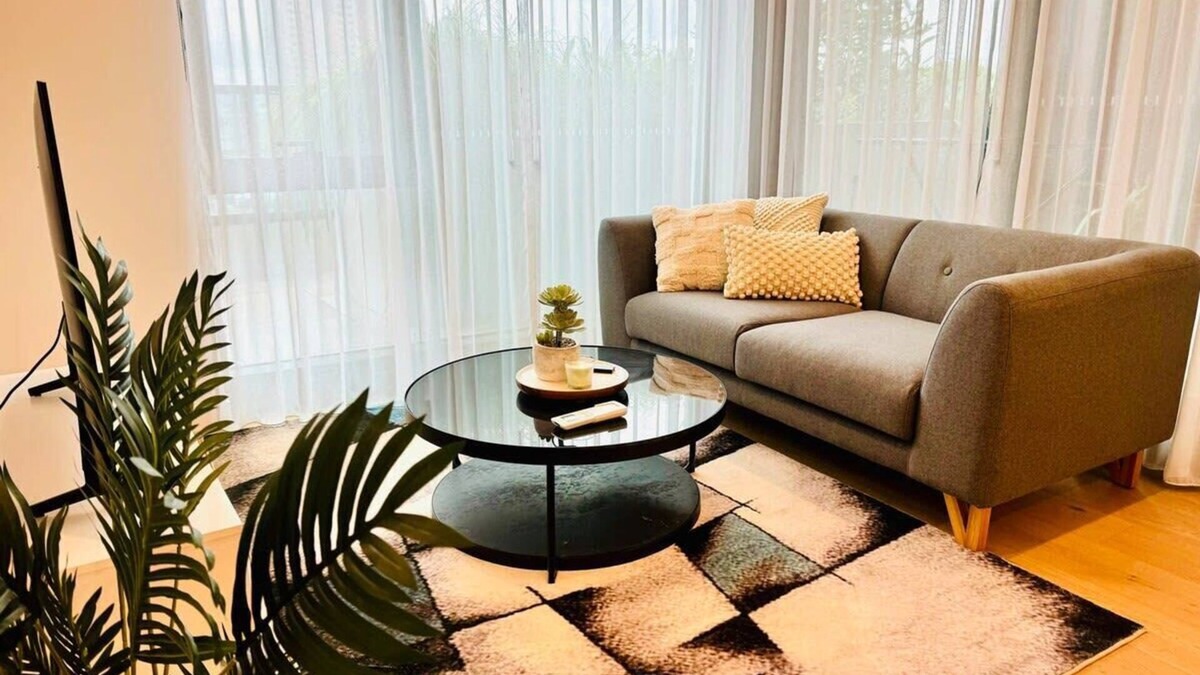 Box Hill Apartment | Chic 1BR Apt Urban Retreat Pool/Parking/Gym