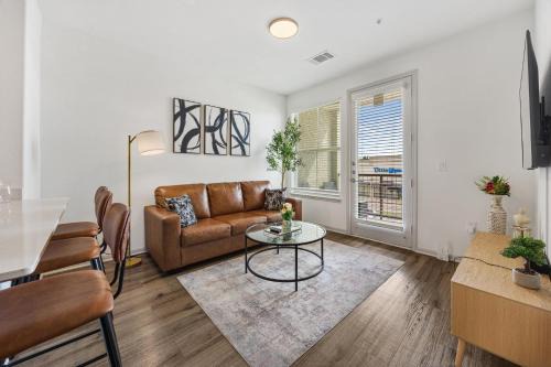 Frisco Apartment | Chic 1BR Frisco Stay, King & Sofa, Pool & Gym