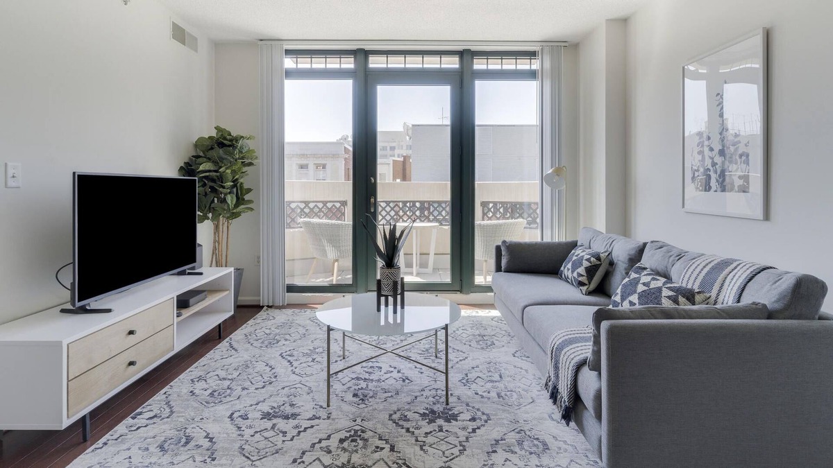 Logan Circle Apartment | Chic 1BR in DC near Metro, Gym + Rooftop Pool