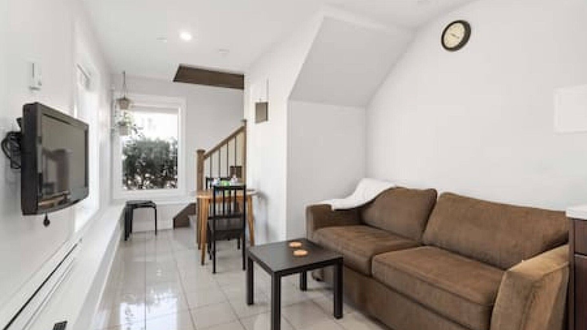Sunset House | Chic 1BR Laneway Home in South Van
