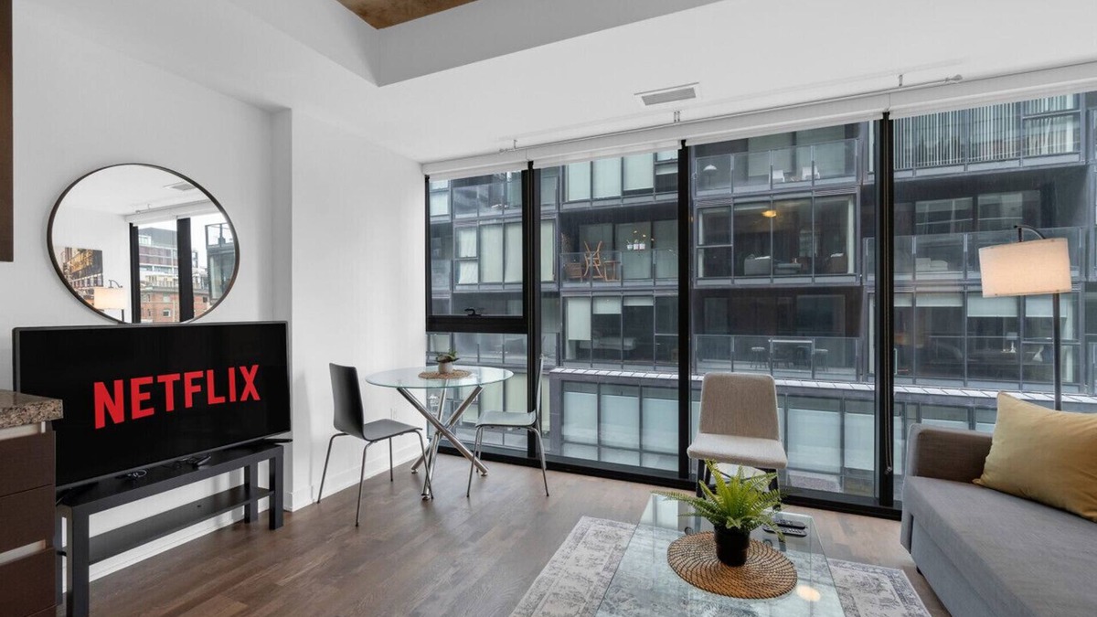 Wellington Place Hotel | Chic 1BR - Lively King West - Downtown