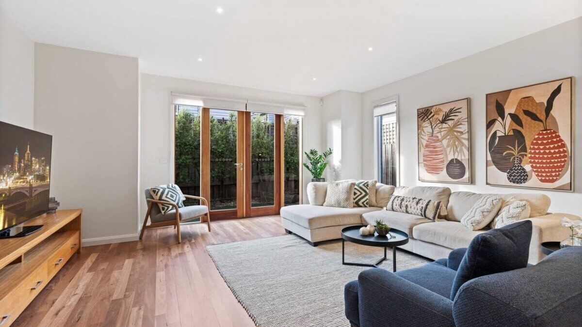 Yarraville House | Chic 2-Bed Home By Bustling Shops