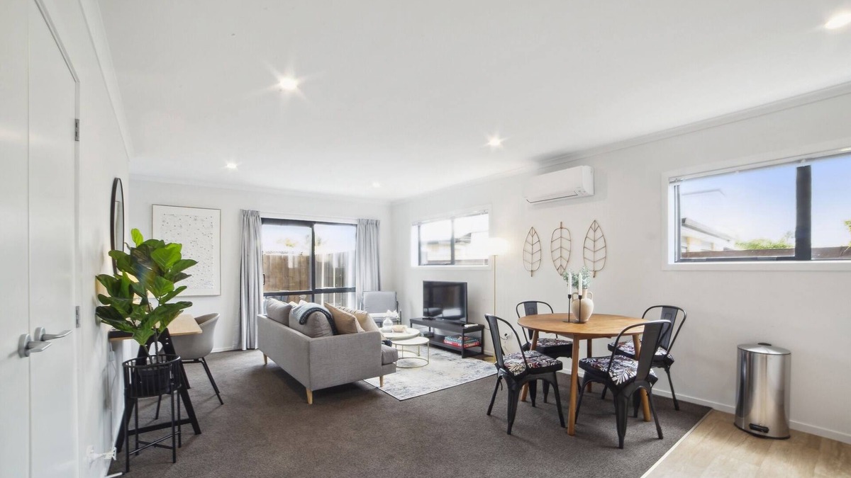 Frankton House | Chic 2-Bed Townhouse by Lake, Parks & Shops