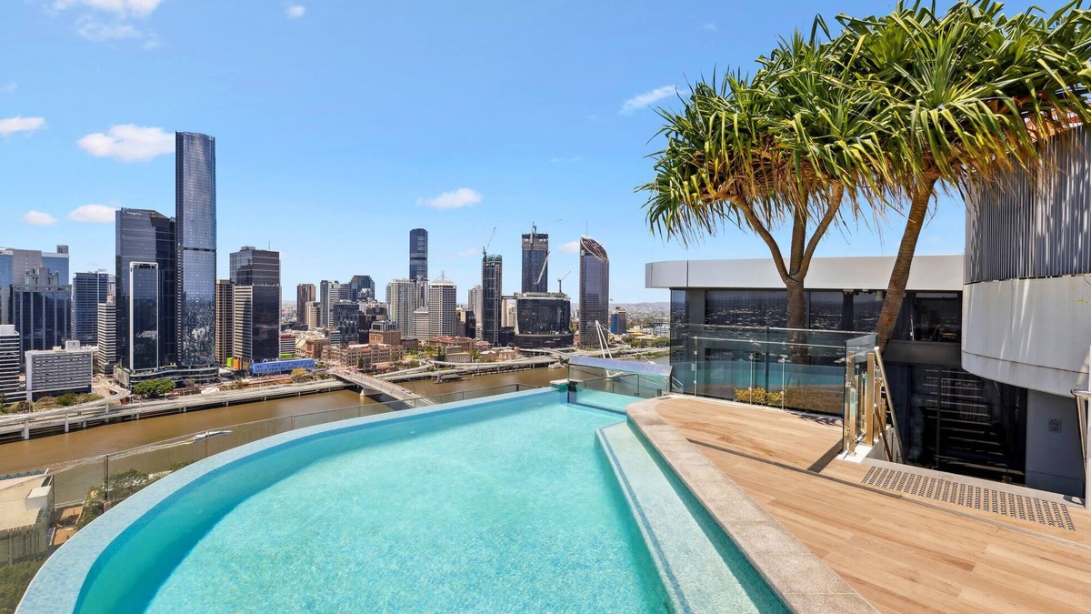 South Brisbane Apartment | Chic 2-Bed with Rooftop Pool Overlooking the City