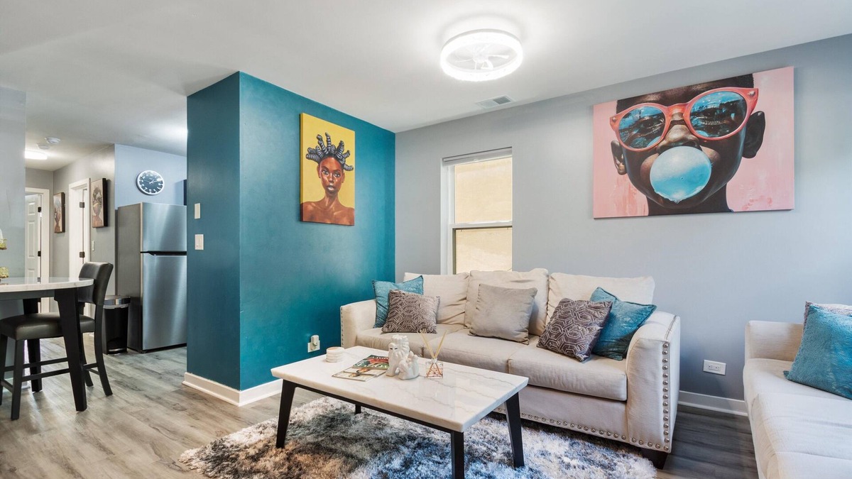 Grand Boulevard Apartment | Chic 2-bedroom apartment in vibrant Chicago with AC, WiFi