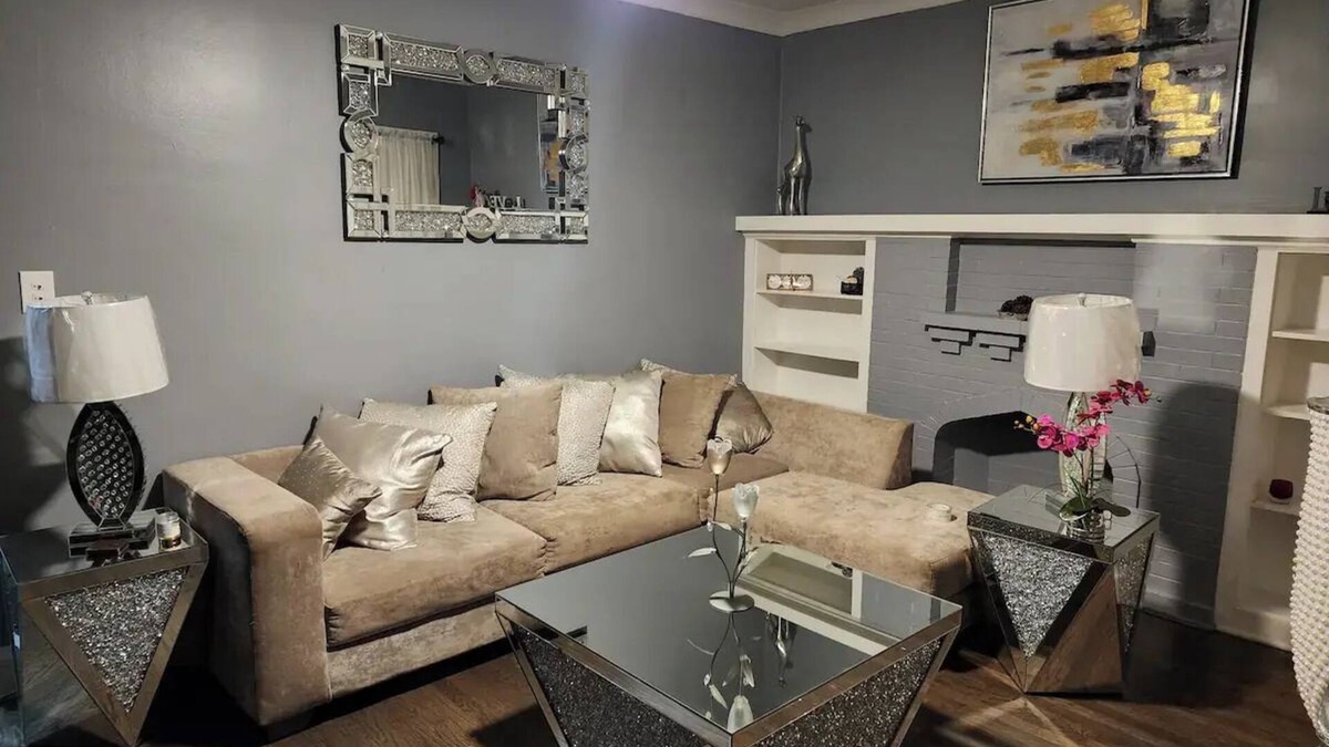 Gresham Apartment | Chic 2-bedroom apartment with AC, WiFi in vibrant Chicago