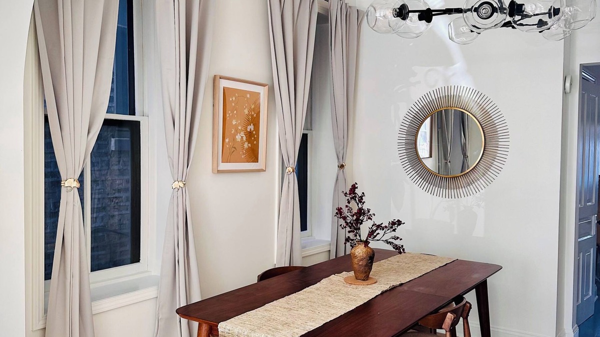 Bucktown Apartment | Chic 2-bedroom apartment w/free parking, quiet Bucktown, Walker/Biker paradise