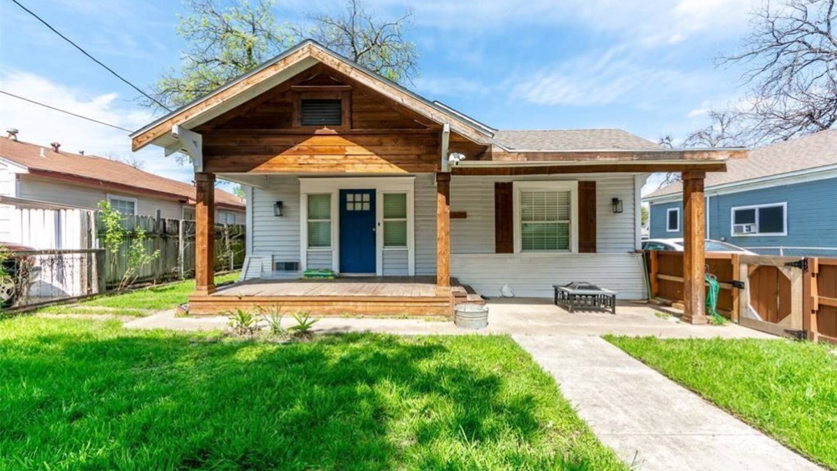 Kessler Apartment | Chic 2-bedroom apartment with WiFi, AC in vibrant Dallas