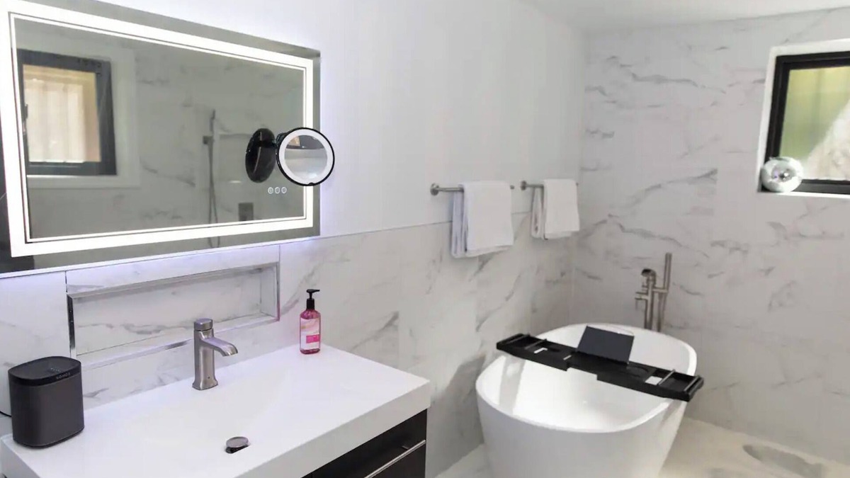 Prospect Lefferts Gardens Apartment | Chic 2-bedroom apt, Brooklyn, AC, WiFi, close to train, restaurants, supermarket