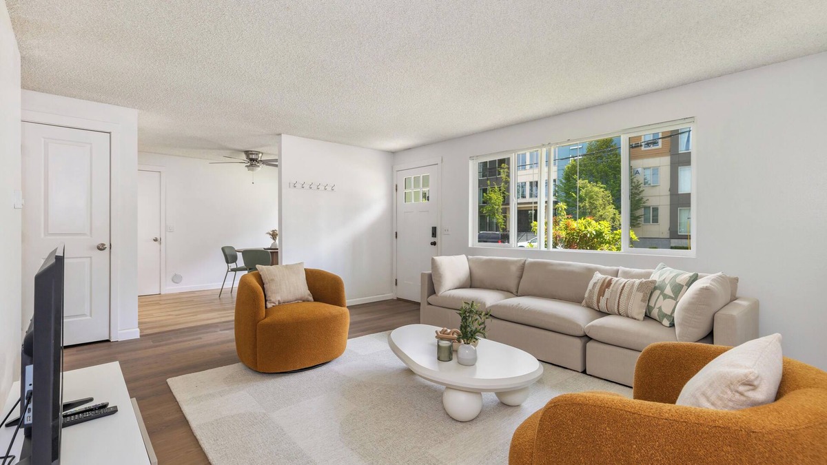 Picnic Point-North Lynnwood House | Chic 2 bedroom Lynnwood Nest w/Kitchen & Yard