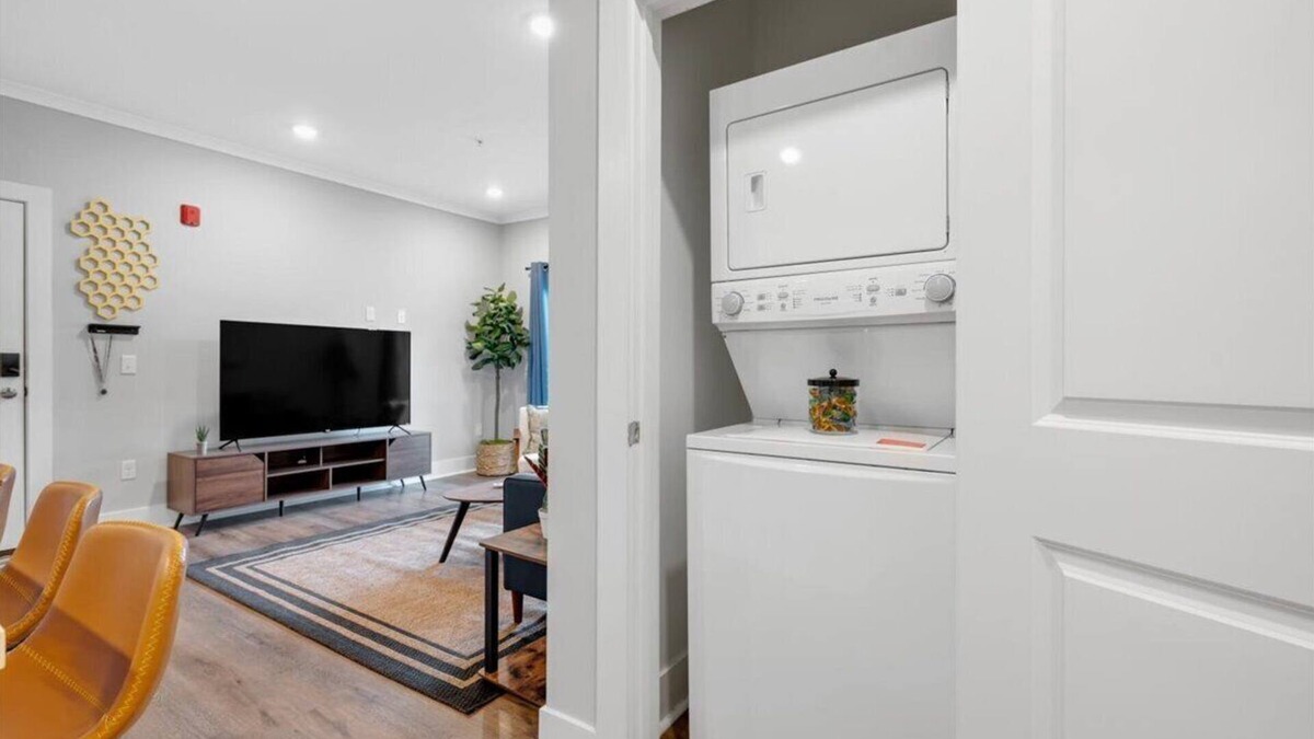Port Wentworth Apartment | Chic 2-bedroom Stay with AC, fitness room, pool, WiFi - E