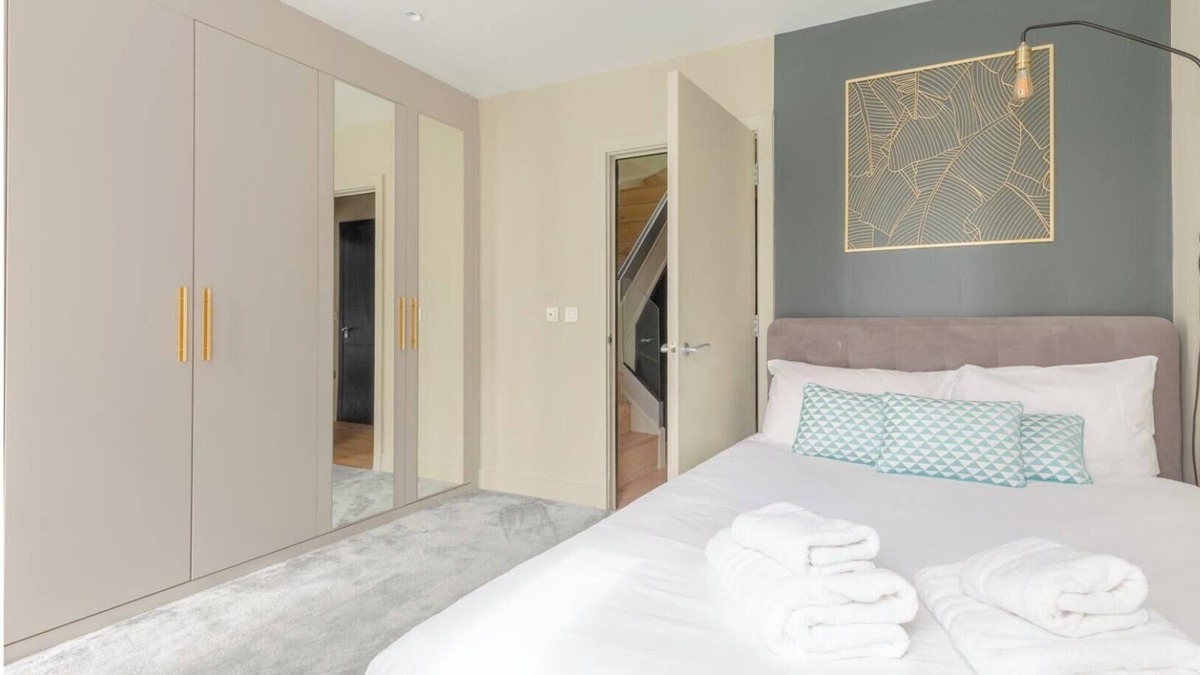 Queen's Park Apartment | Chic 2BD Flat with Roof Terrace, Ladbroke Grove