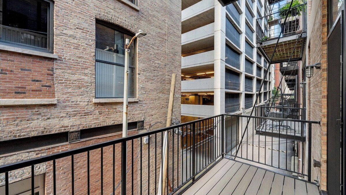 Downtown Chicago Apartment | Chic 2BR 2BA Condo with Balcony - River North Chicago