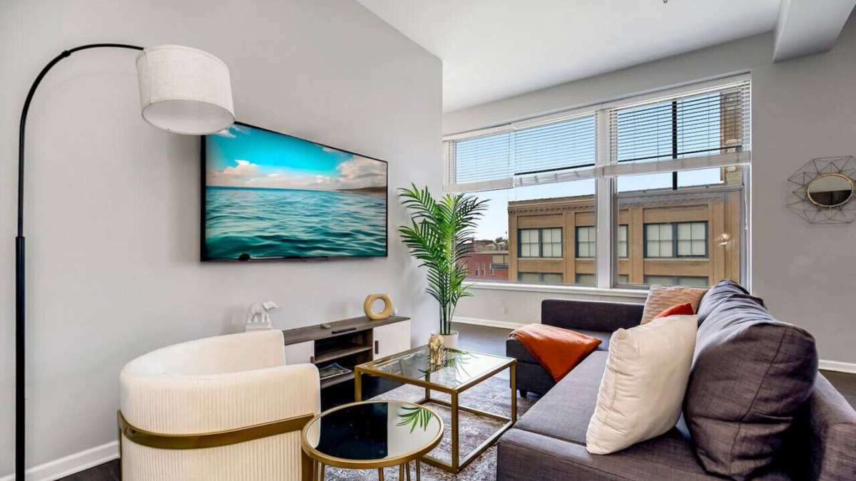 Downtown Kansas City Apartment | Chic 2BR Near Arrowhd & TMobile Parking, Rooftop