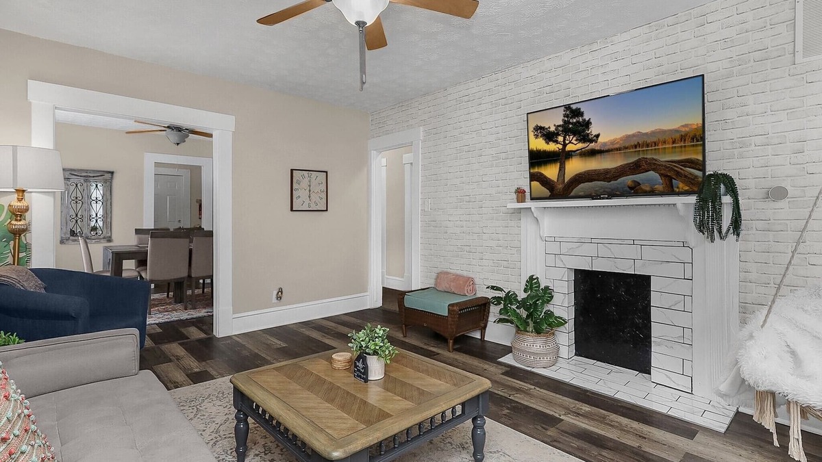 Franklin Park House | Chic❤️2BR near DT, 8 min walk to Franklin Park/Conservatory/Trolley District
