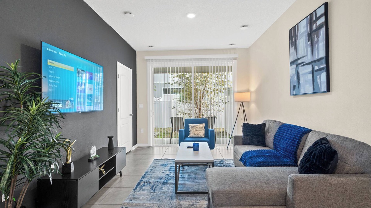 Arlington House | Chic 2BR Townhome close to Downtown and Beaches