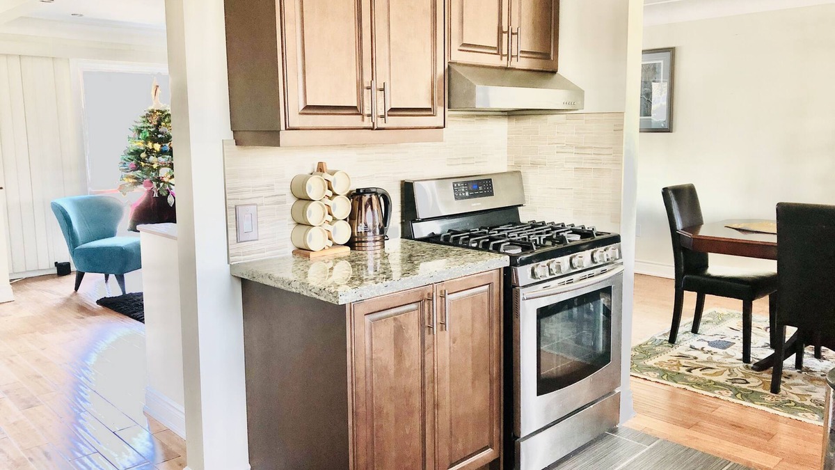 Burlington House | Chic 3 bedroom 1.5 bath upper bungalow walk to lake