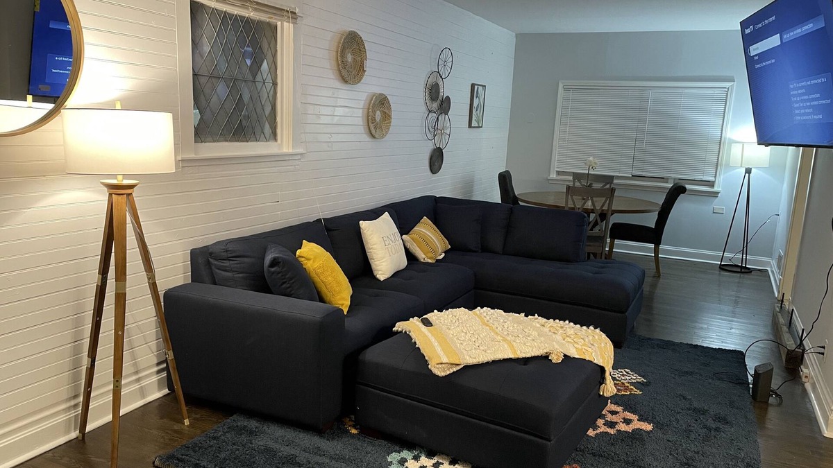Oak Park House | Chic 3bed 2bath Home with free parking close to United Center
