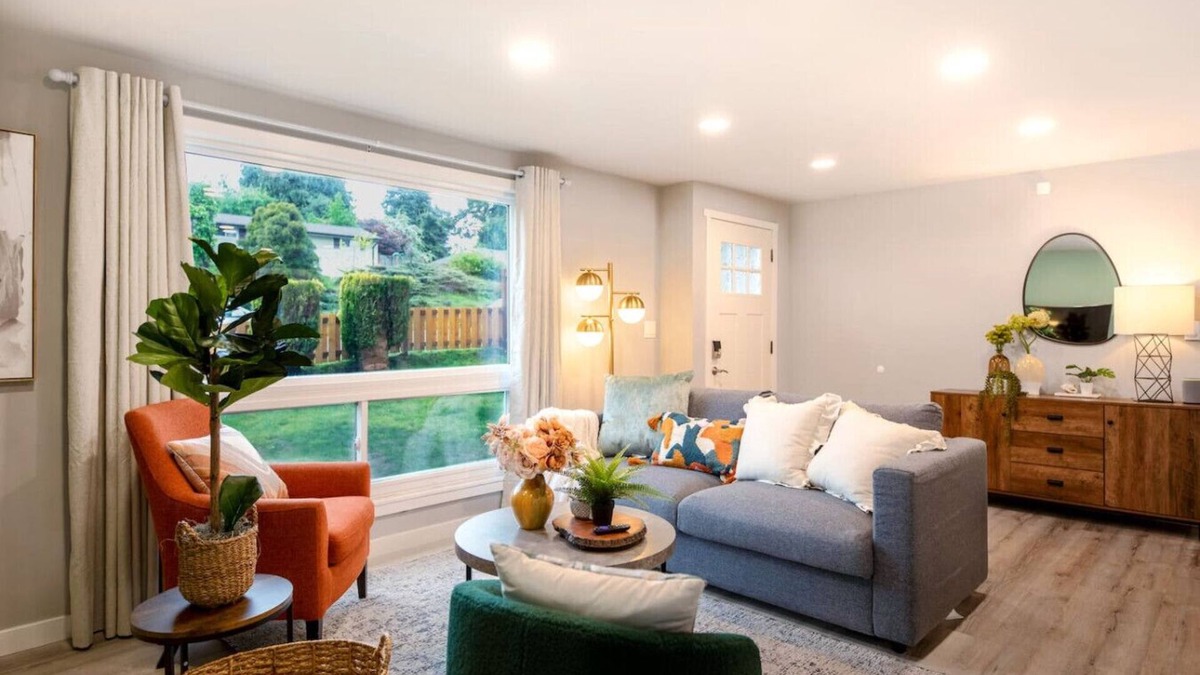 Bryn Mawr-Skyway House | Chic 3BR+2BA Duplex w/Serene View+BBQ near airport