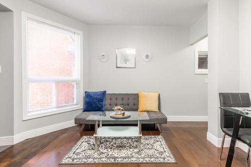Parkdale Apartment | Chic 3BR apartment in Queen West, Downtown Toronto