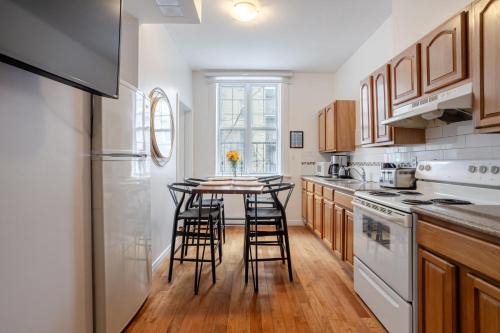 Shaughnessy Village Apartment | Chic 4BR Haven Sunlit in Downtown MTL