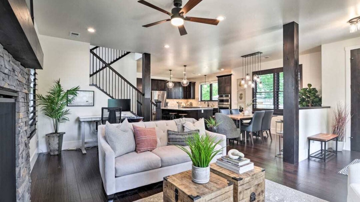 Martinez Park House | Chic Abode, Beautiful & Spacious, Walk to Old Town
