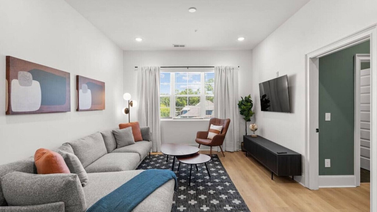 Cleveland Park Condo | Chic and Cozy Designer Condo 3 Miles to Downtown