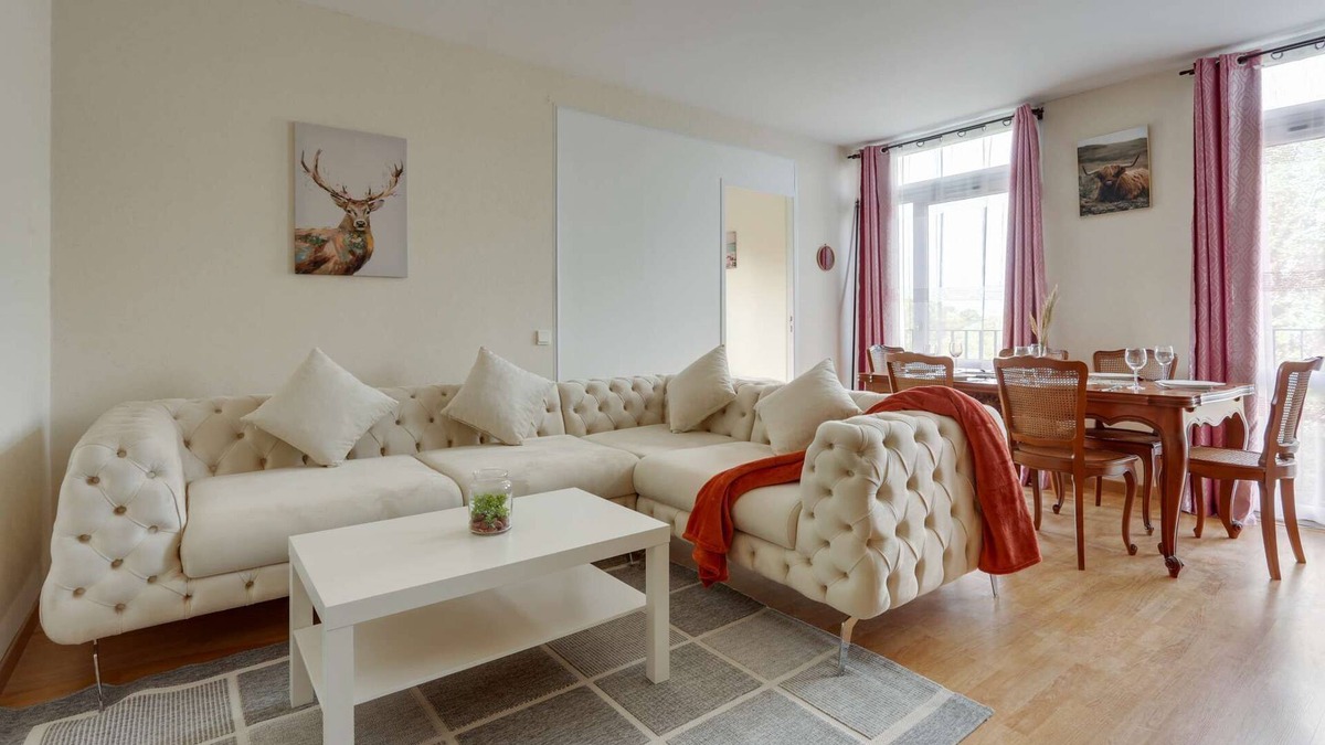 Ris Orangis Apartment | Chic and spacious apart with parking