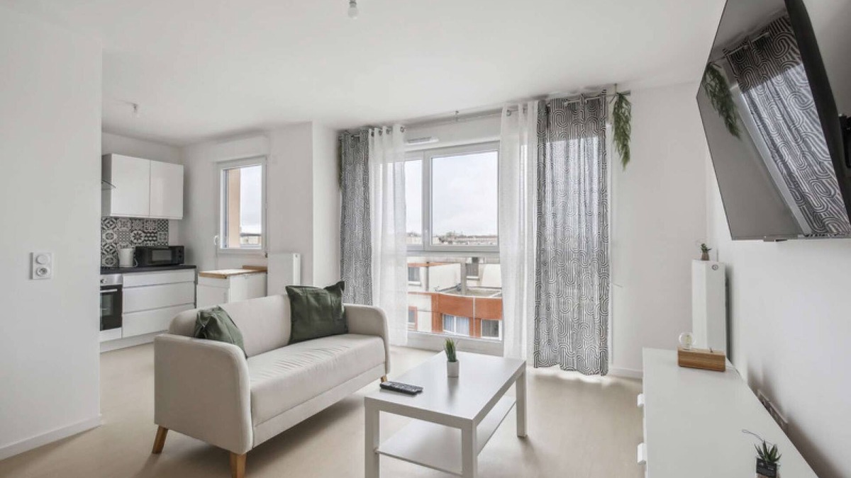 Cergy Apartment | Chic and spacious apart with parking