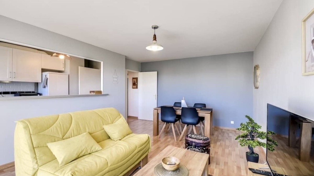 Courdimanche Apartment | Chic Apart With Parking and Balcony