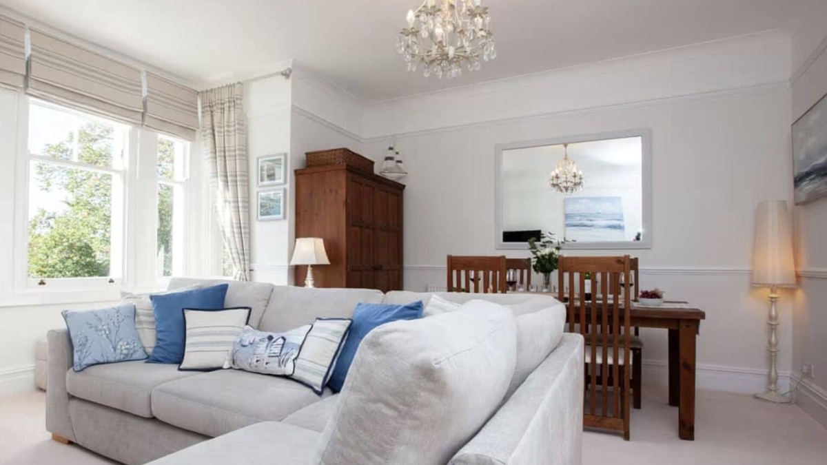 Babbacombe Apartment | Chic Apartment, 5 Mins Walk To Beach. Restaurants, Netflix & WiFi, Parking.