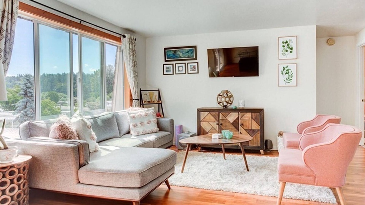 Kenmore Apartment | Chic apartment in fabulous Kenmore with fitness room, WiFi, AC