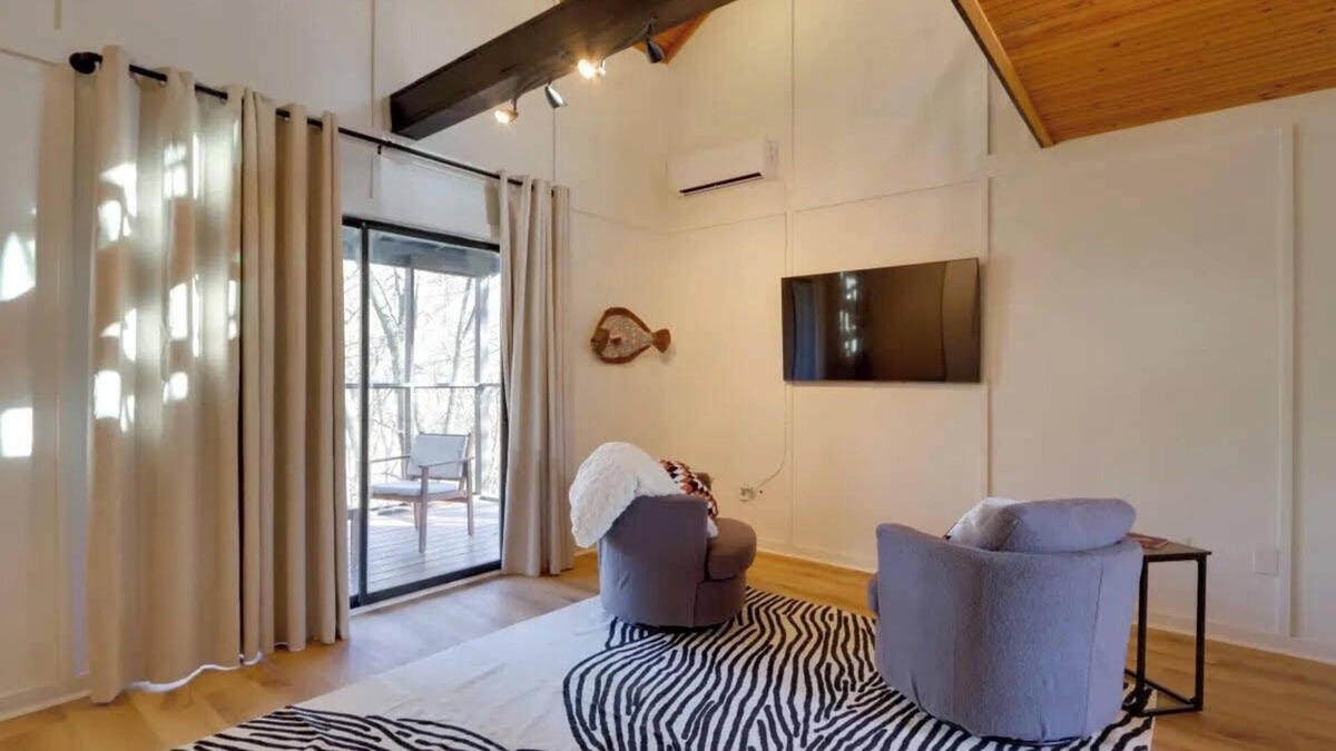 Gentry Cabin | Chic Cabin! Less than 10 minutes from Downtown Siloam Springs