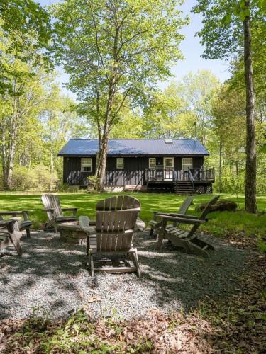 Roscoe House | Chic Cabin with Hot Tub and Fire Pit